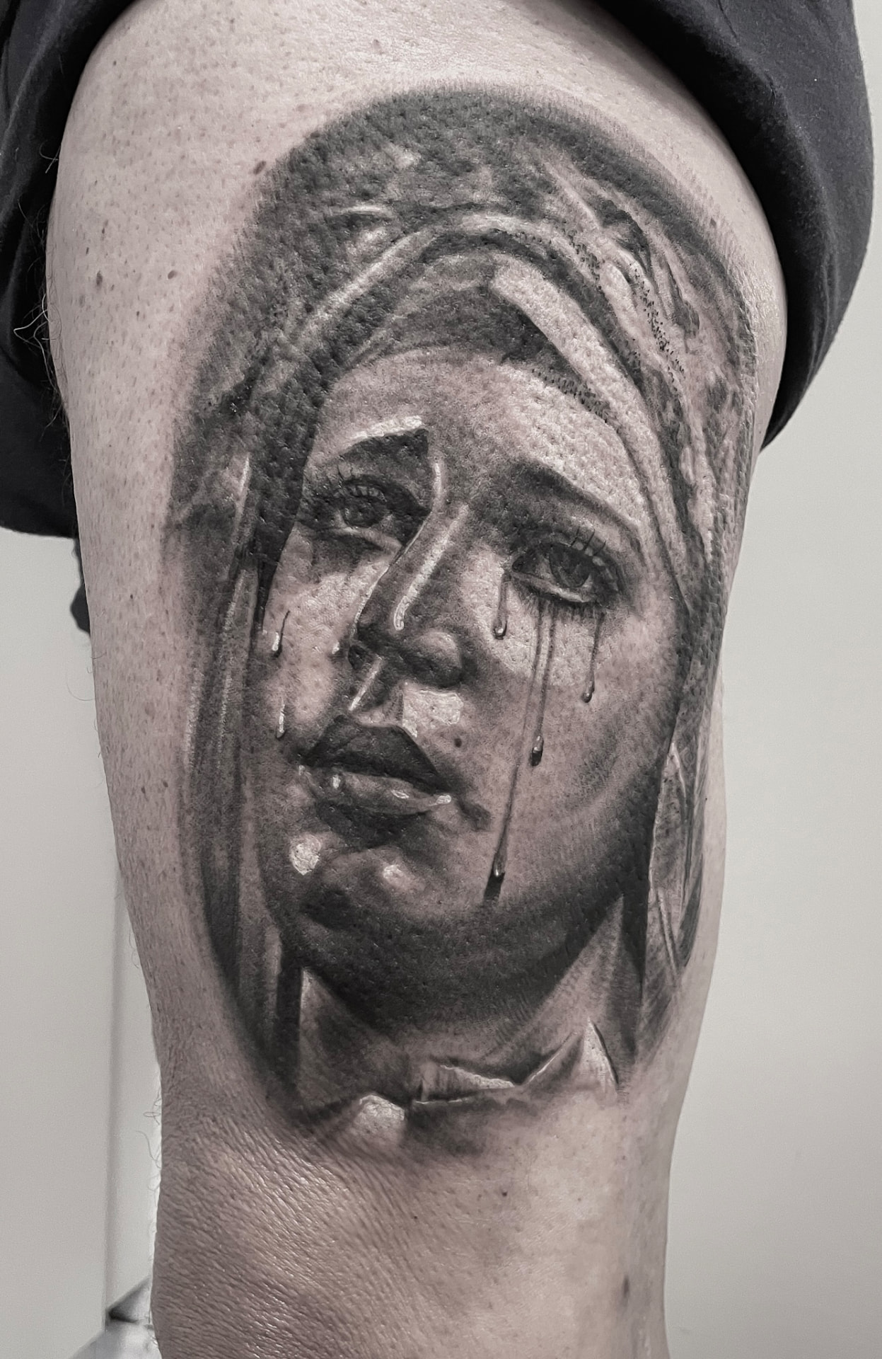 Black and grey portræt af grædende Madonna med slør på overarm