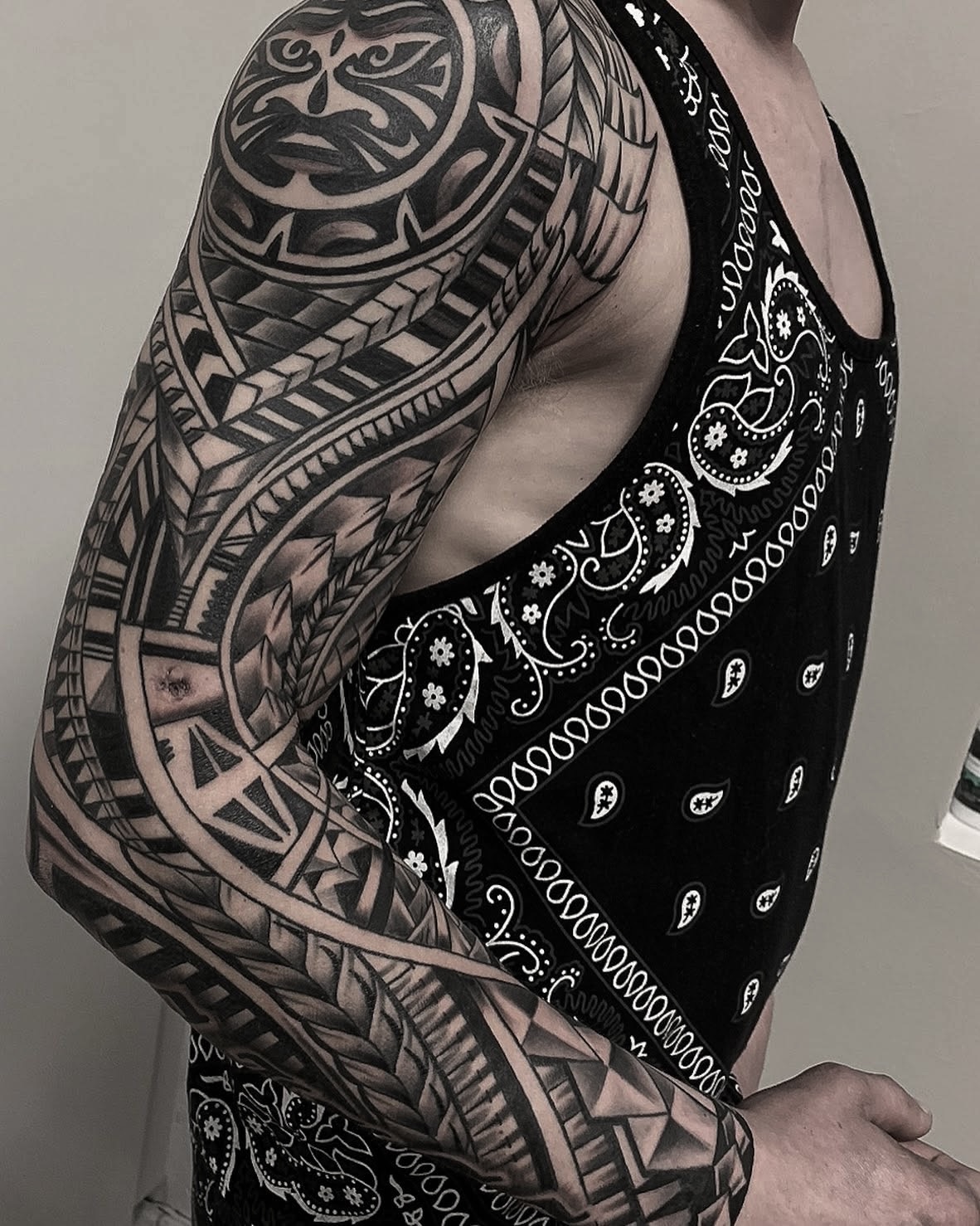 Polynesisk sleeve i sort med maori-mønstre på arm og skulder