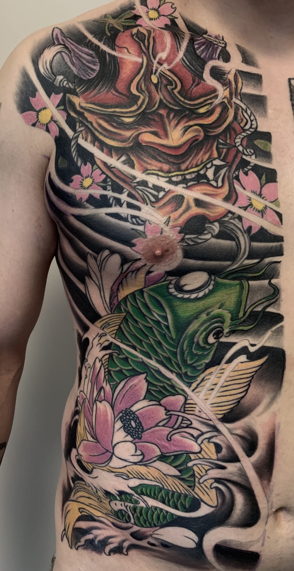 Japansk brystprojekt med hannya-maske, koifisk og lotus i farver