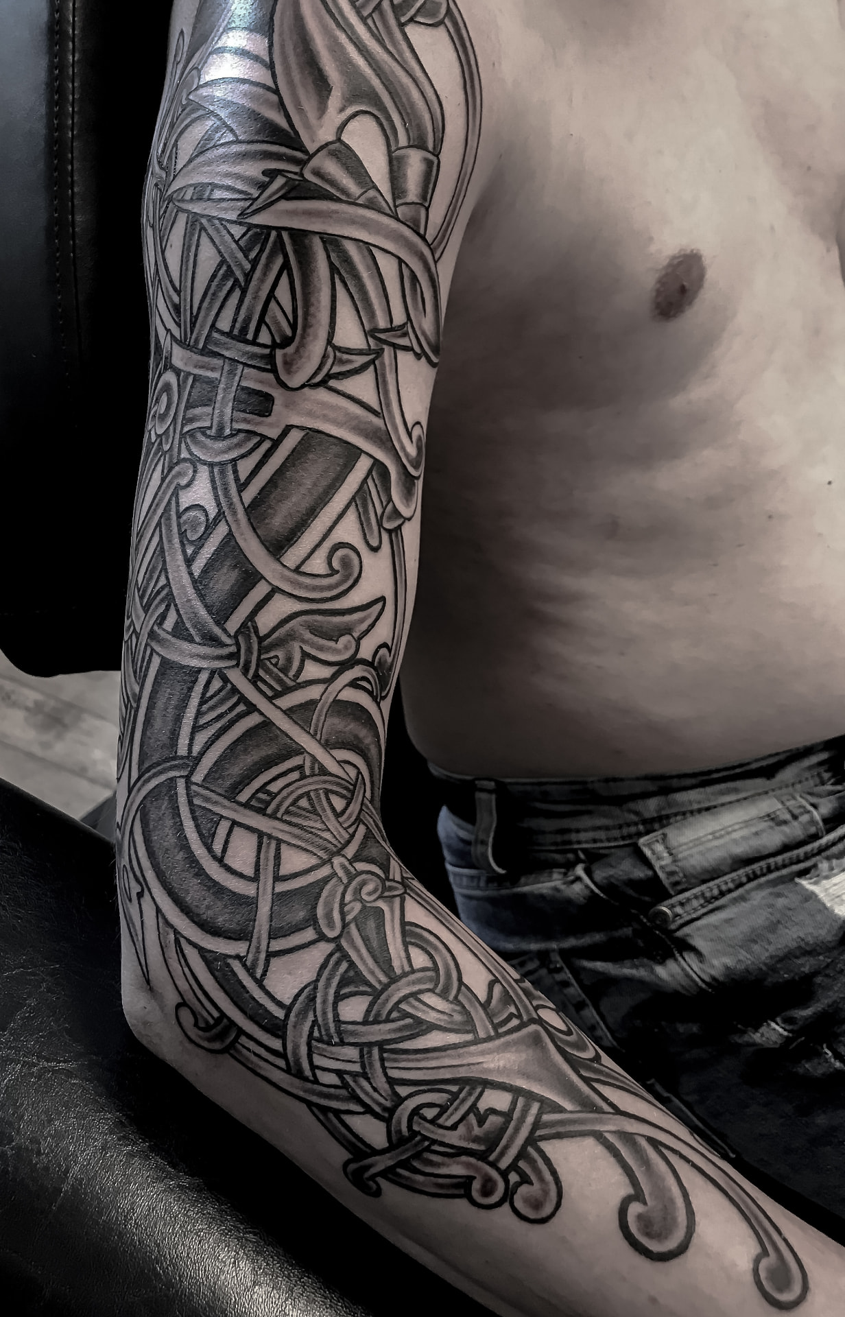 Black and grey nordisk sleeve med flettede vikingemønstre og dragehoveder