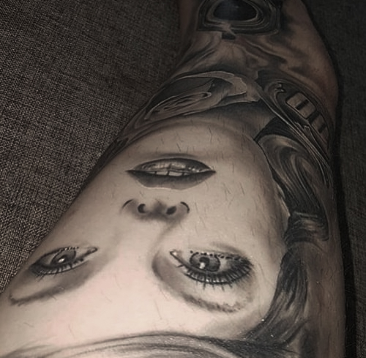 Black and grey surrealistisk kvindeportræt med tre øjne på overarm