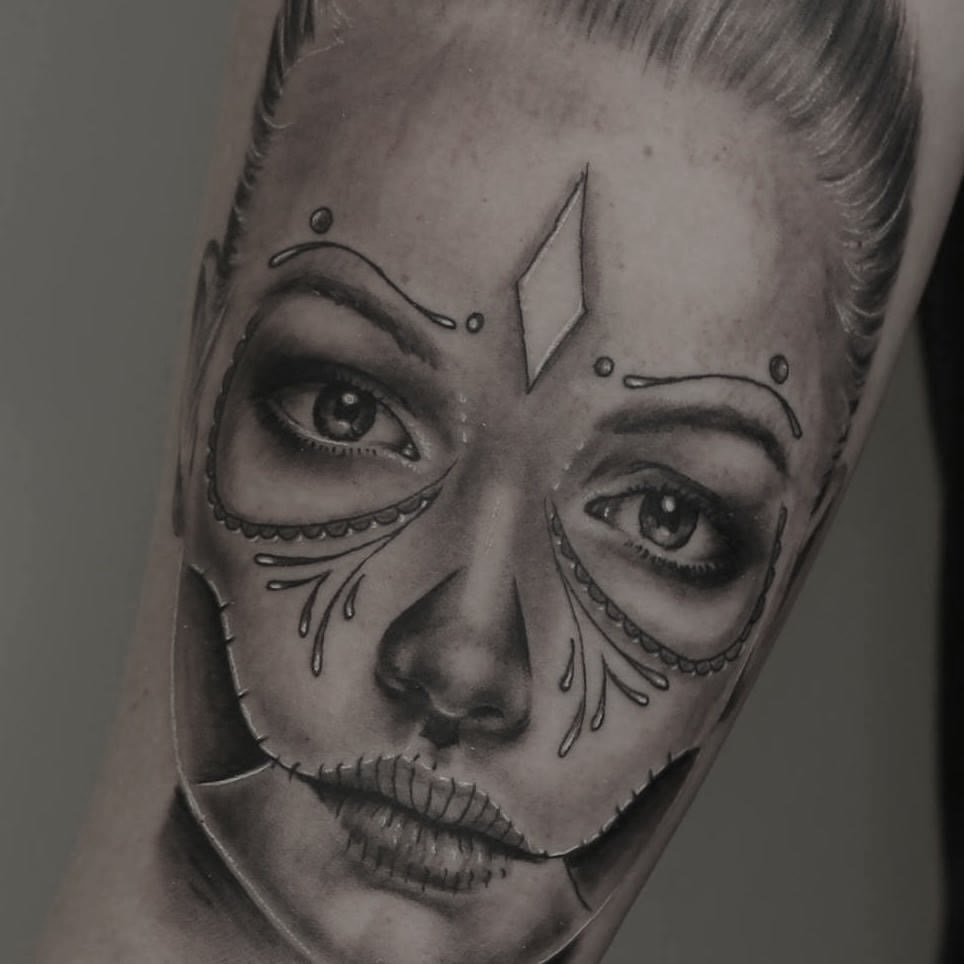 Detaljeret black and grey portræt af kvinde med catrina-makeup
