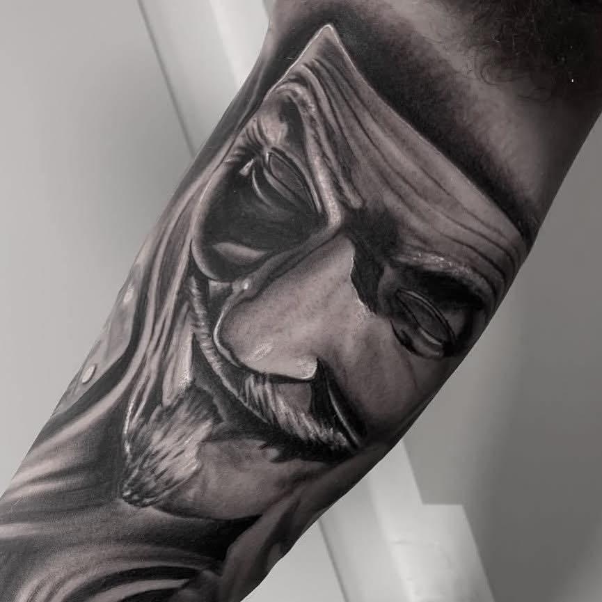Realistisk black and grey portræt af pirat med bandana på underarm