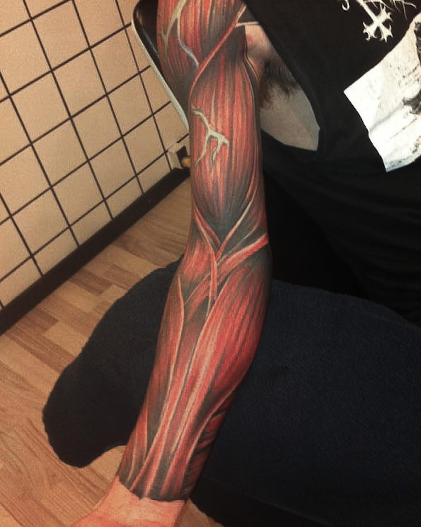 Realistisk sleeve med muskler og sener i røde toner