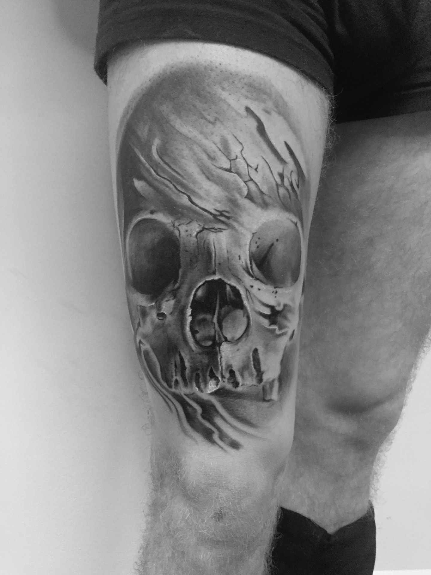 Black and grey tatovering af realistisk kranie med røg på lår
