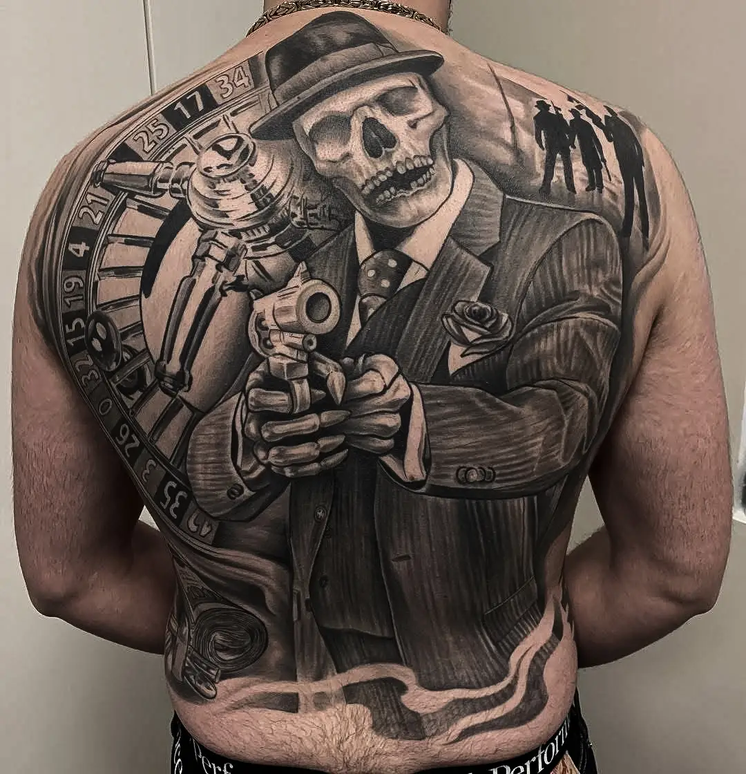 Backpiece med kranie i jakkesæt, revolver og roulettehjul