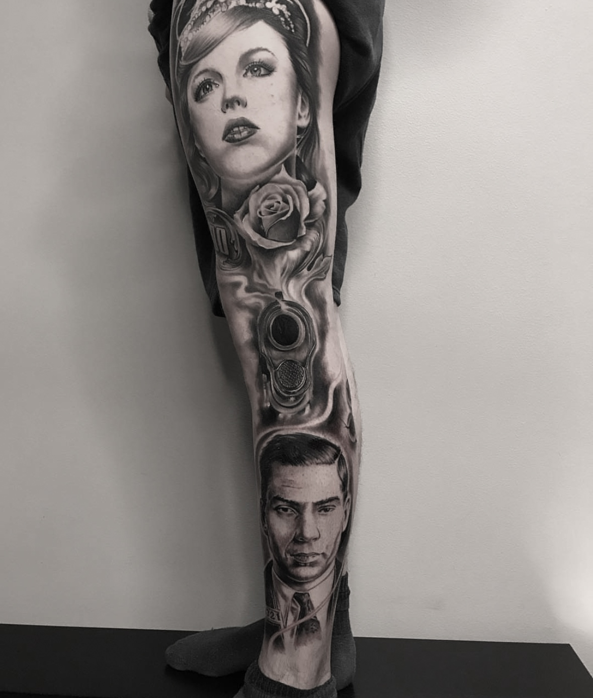 Black and grey bensleeve med kvindeportræt, rose, revolver og mandsportræt