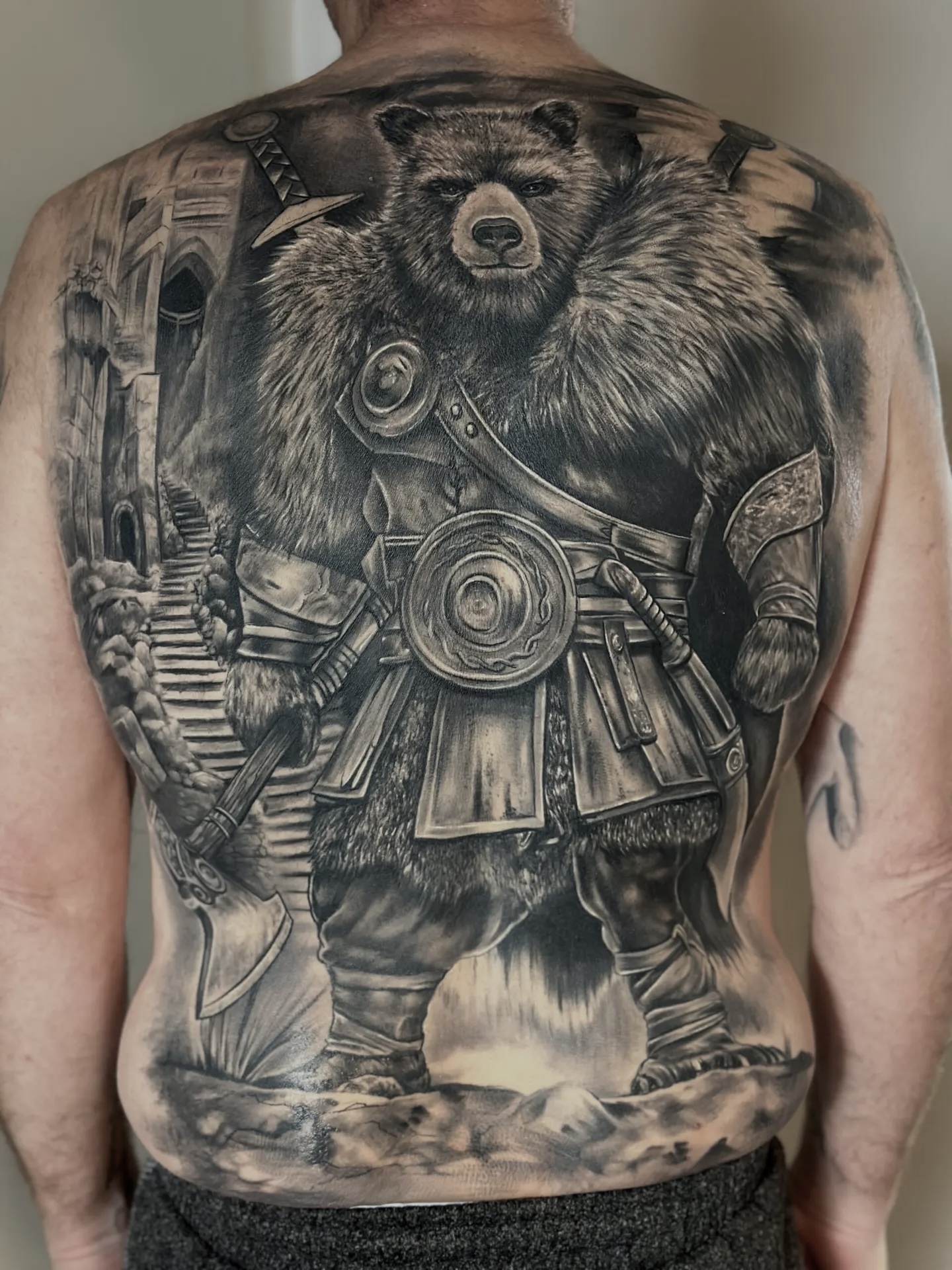 Black and grey backpiece med bjørn i krigerrustning og keltiske elementer