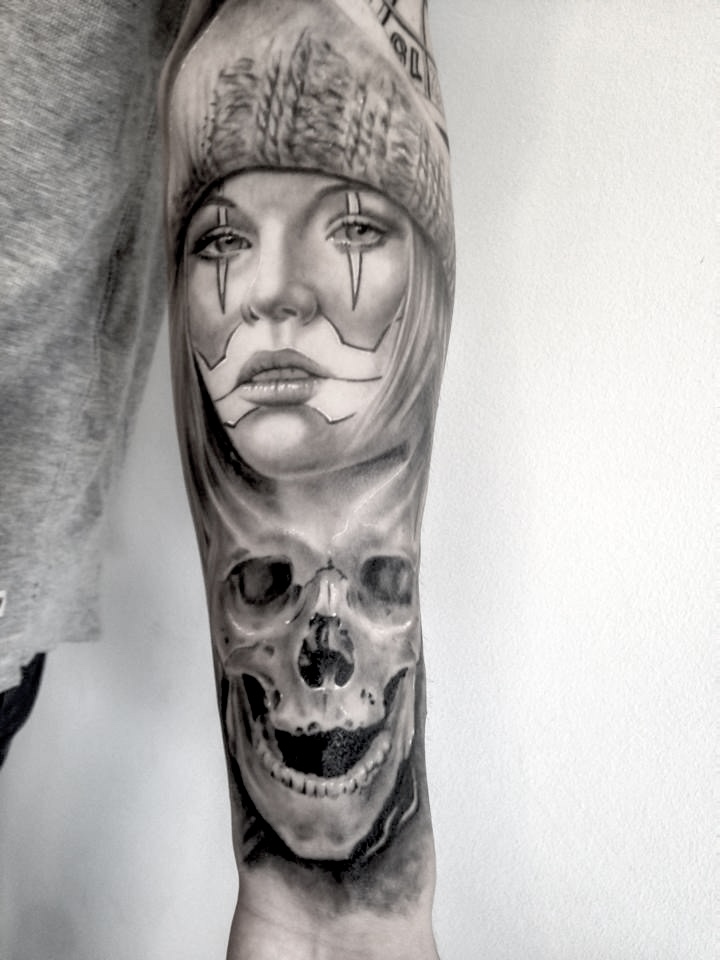 Black and grey chicano-tatovering af kvinde med kranie-makeup og kranie på underarm