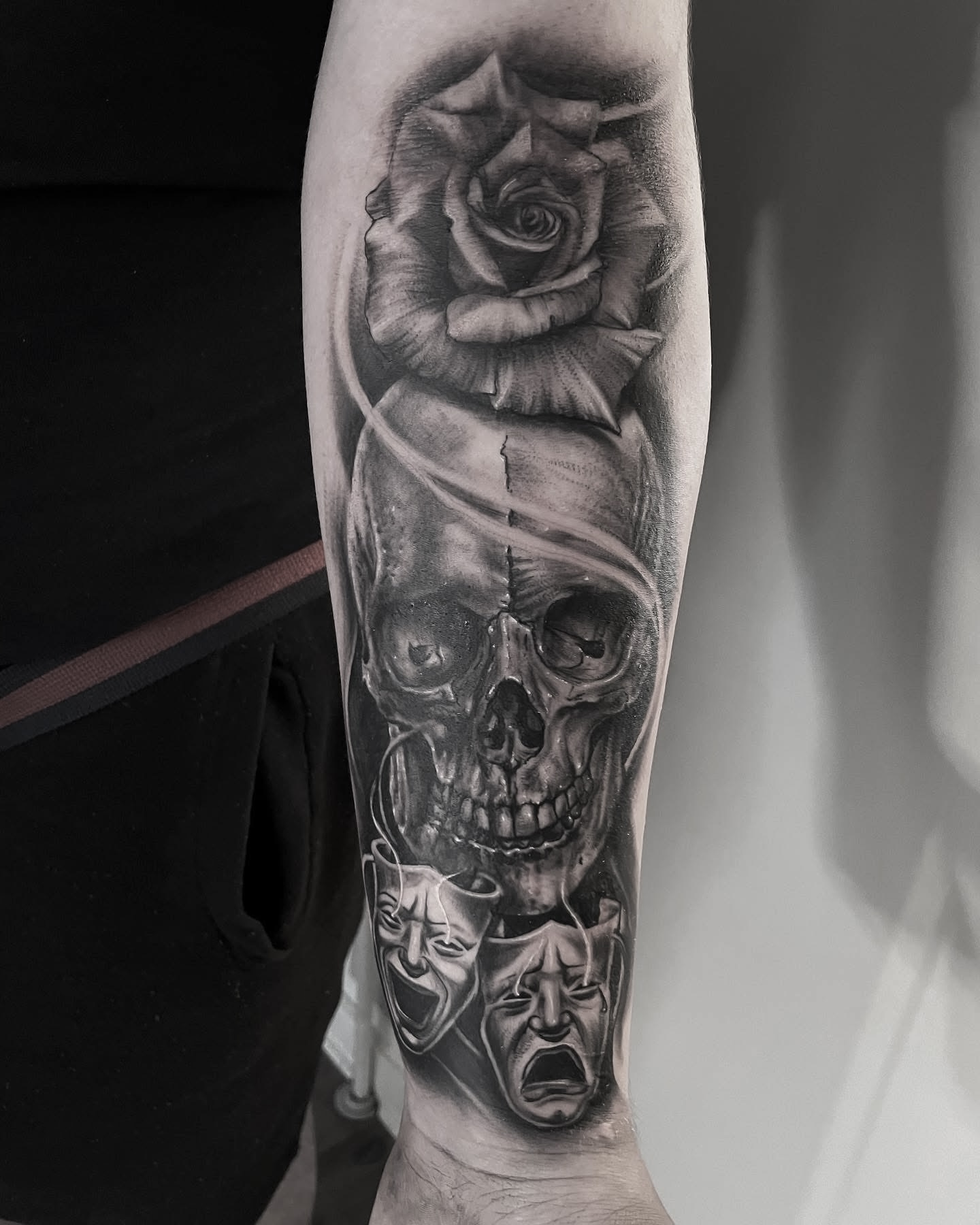 Black and grey underarm med rose, kranie og teatermasker