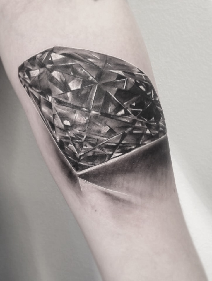 Black and grey realistisk diamant-tatovering med skarpe facetter på underarm