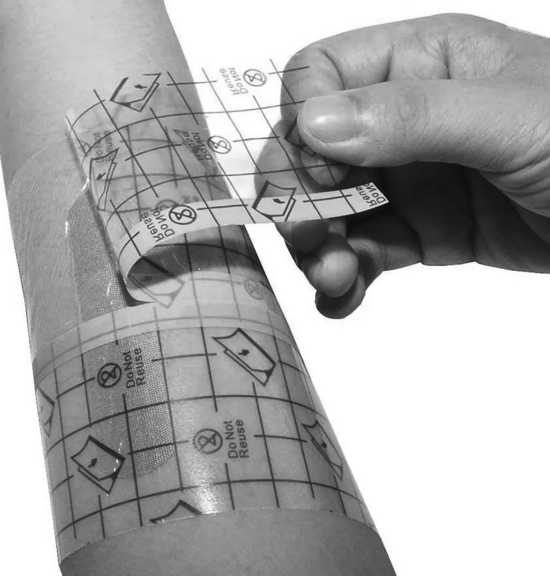 Second skin sættes forsigtigt på huden efter tatovering