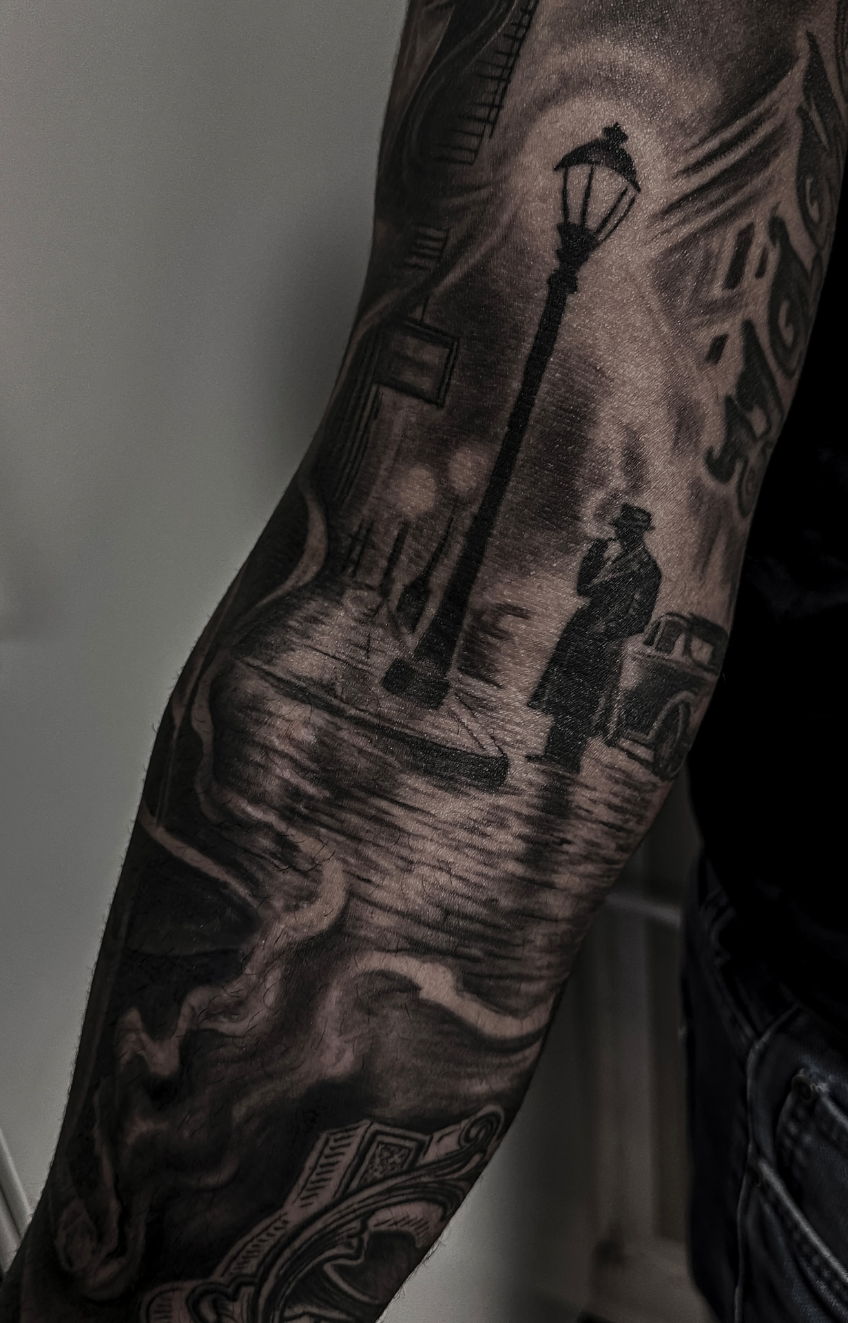 Black and grey sleeve med film noir-scene, gadelygte og gangster