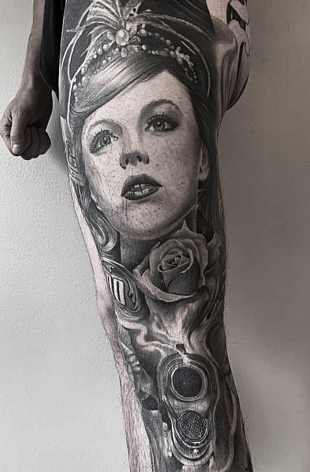 Black and grey bensleeve med kvindeportræt, rose og revolver