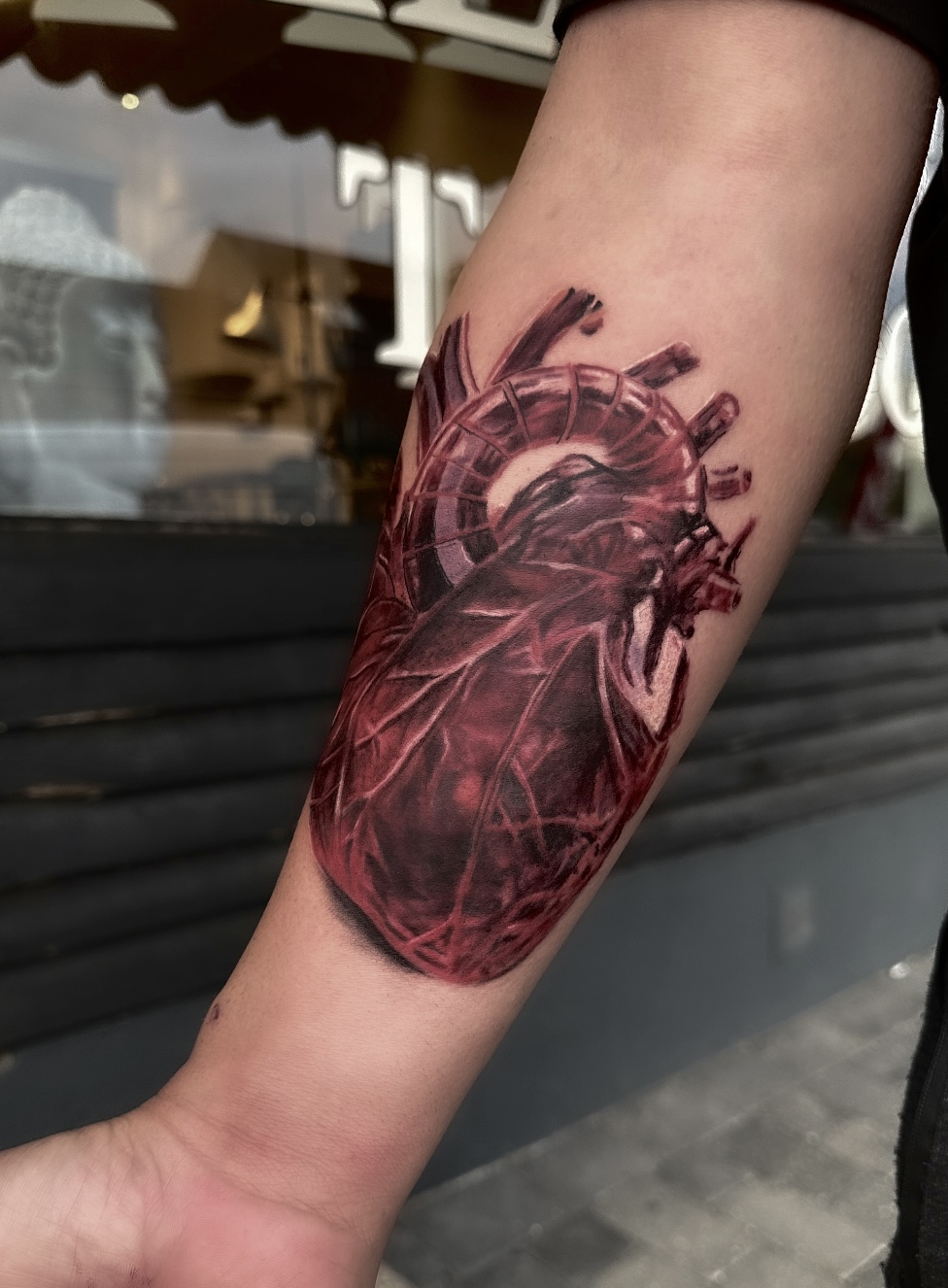 Realistisk farvetatovering af anatomisk hjerte på underarm