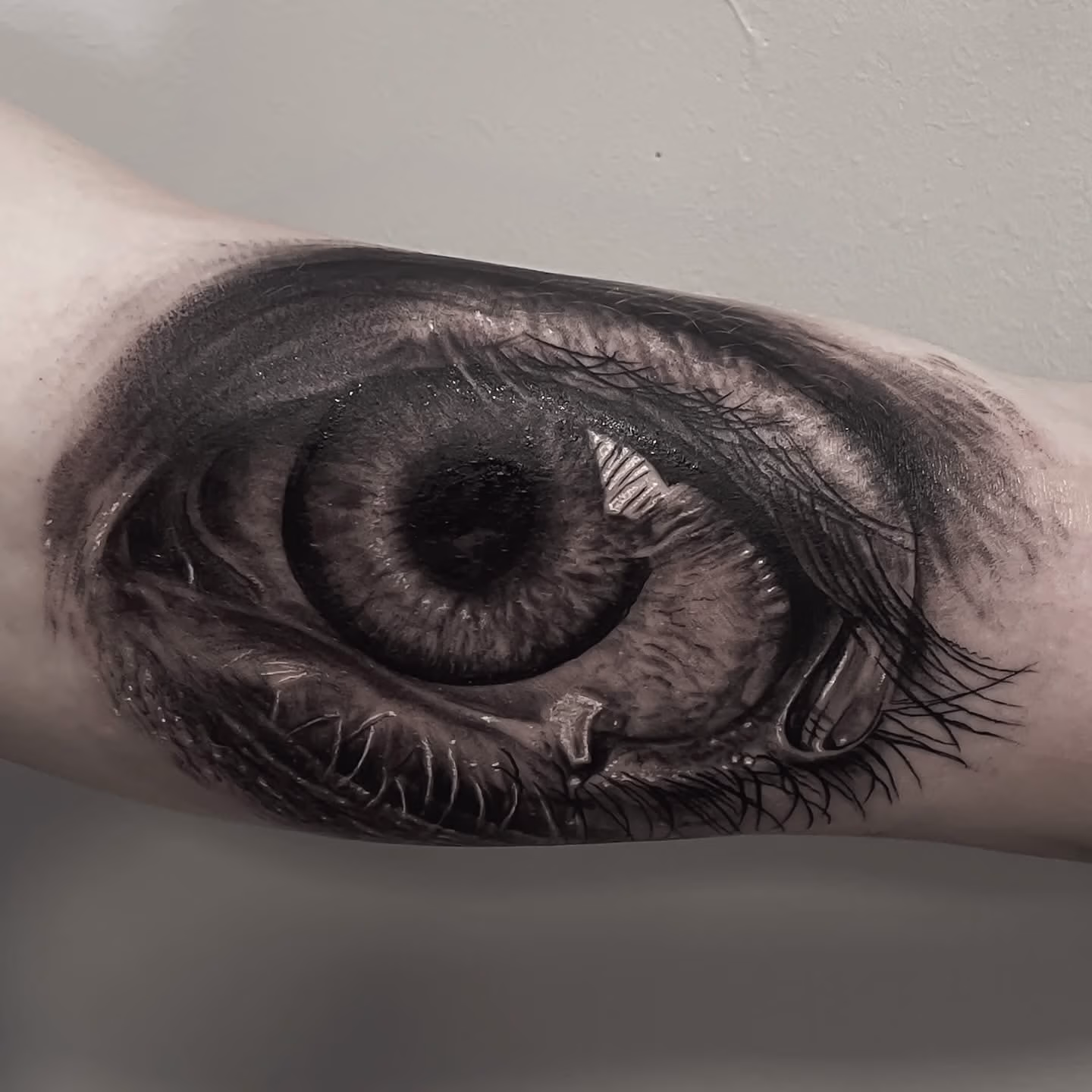 Realistisk tatovering i sort og grå udført af Tattoo Mini i København