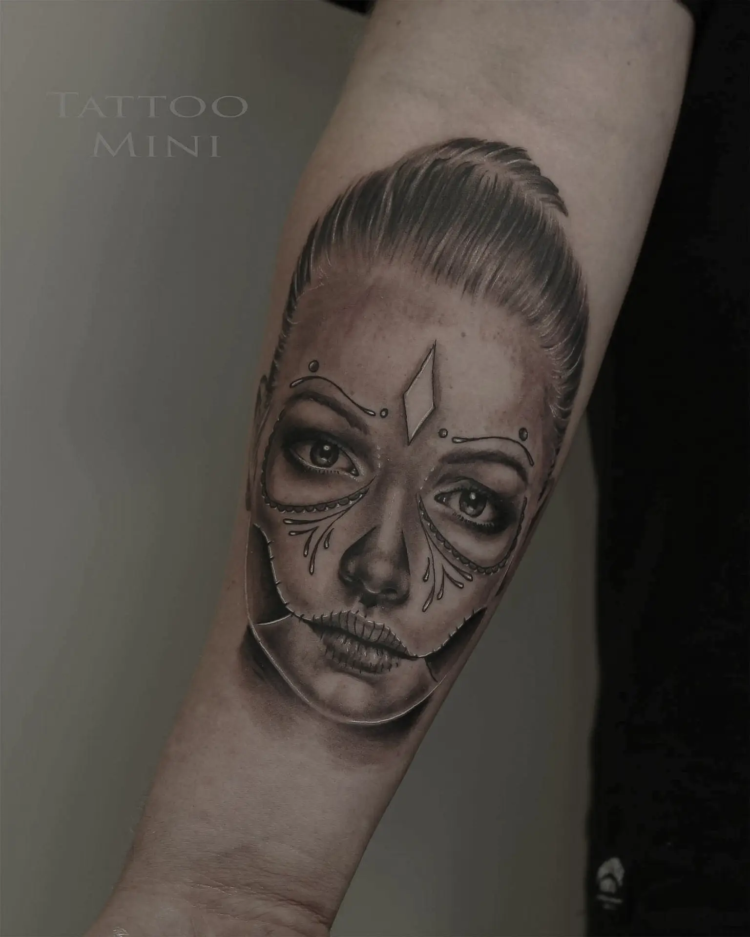 Realistisk tatovering i sort og grå med høj detaljegrad