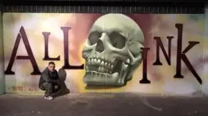 Street art vægmaleri med realistisk kranie og graffiti-tekst af Tattoo Mini