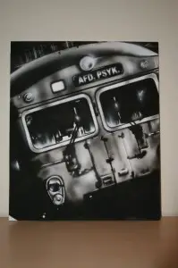 Sort hvid airbrush af S-tog med teksten afd psyk. Artwork skabt af Tattoo Mini