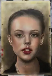 Airbrush-portræt af ung kvinde med grønne øjne og røde læber