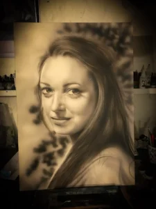 Hyperrealistisk airbrush-portræt af kvinde med langt hår