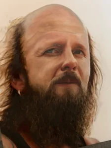 Realistisk olie maleri af mand med fuldskæg og vigende hårgrænse. Malet af Tattoo Mini