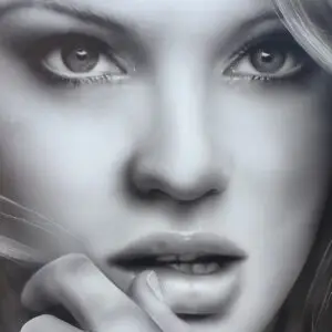 Sort-hvidt airbrush-portræt af kvinde med intense øjne