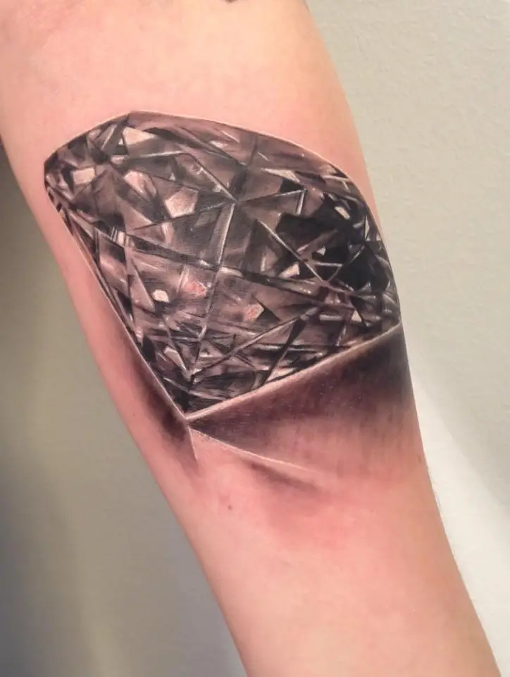 Realistisk diamanttatovering på overarmen fra Tattoo Mini