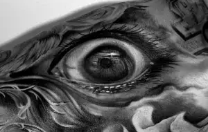 Realistisk tatovering af øje i black & grey-stil – intens frygt og panik i detaljeret blik, af Tattoo Mini