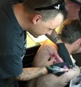 Tattoo Mini i gang med tatovering af skuldermotiv