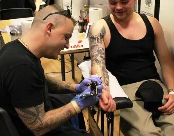 Tatoo Mini i gang med tattoo session