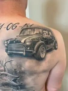 Realistisk tatovering af klassisk Mini Cooper på skulder- Tattoo Mini