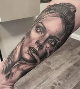 Realistisk tatovering af kvindeportræt med hånden foran ansigtet- Tattoo Mini