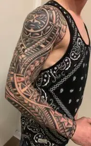 Tribal sleeve tatovering med skarpe sorte mønstre i polynesisk stil fra Tattoo Mini