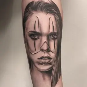 Realistisk sort/hvid tatovering af kvinde med klovne-lignende ansigtstræk- Tattoo Mini