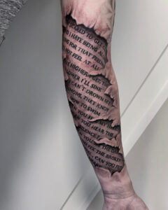 Tatovering med tekst og revet hud-effekt