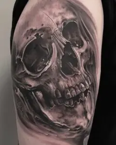 Sort-hvid tatovering af kranie