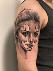 Realistisk tatovering af kvinde med klovnemaske