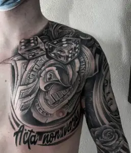 Tatovering med terninger, penge, rose og kvindeportræt af Tattoo Mini