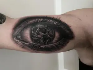 Tatovering af realistisk øje med kranie i iris, - tattoo Mini