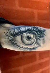Realistisk øje – dybde og detaljer i fokus udført af Tattoo Mini