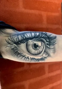 Realistisk øje – dybde og detaljer i fokus udført af Tattoo Mini