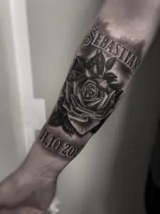 Sort-hvid tatovering af rose med navn og dato- Tattoo Mini