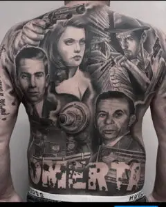 Sort-hvid gangster tattoo over hele ryggen med portrætter og bil