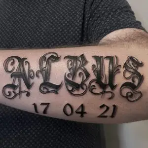 Tatovering med navnet ALBUS og datoen 17-04-21 i gotisk skrift af Tattoo Mini