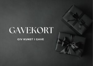 Elegante sorte gaveæsker med satinbånd på mørk baggrund, med teksten “GAVEKORT – Giv kunst i gave” i hvid serif-skrift.