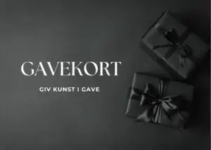Elegante sorte gaveæsker med satinbånd på mørk baggrund, med teksten “GAVEKORT – Giv kunst i gave” i hvid serif-skrift.