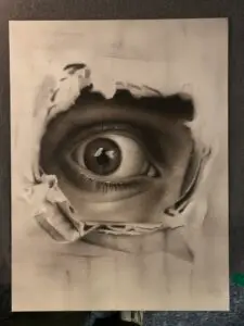 Realistisk øje kigger gennem iturevet væg- airbrushmaleri