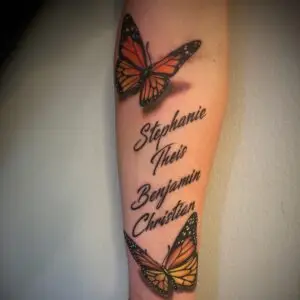 Tatovering med to sommerfugle og fire navne i kursiv på underarm, fra Tattoo Mini