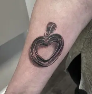 fine line tatovering